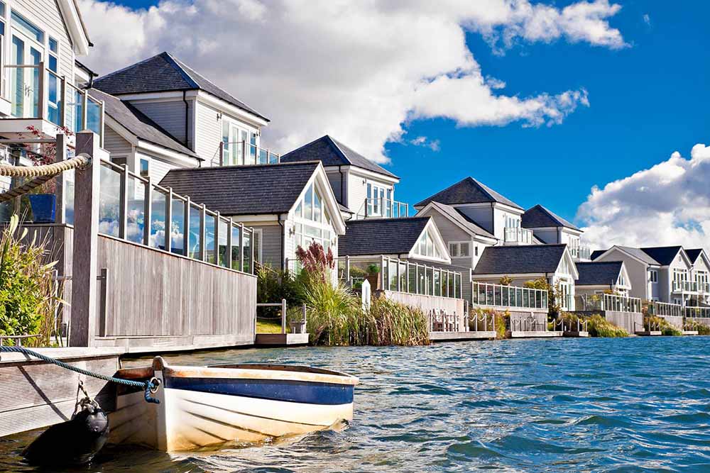 Cotswold Water Park Lakeside Retreat